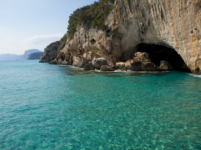Сардиния: Лунни пейзажи и райски плажове