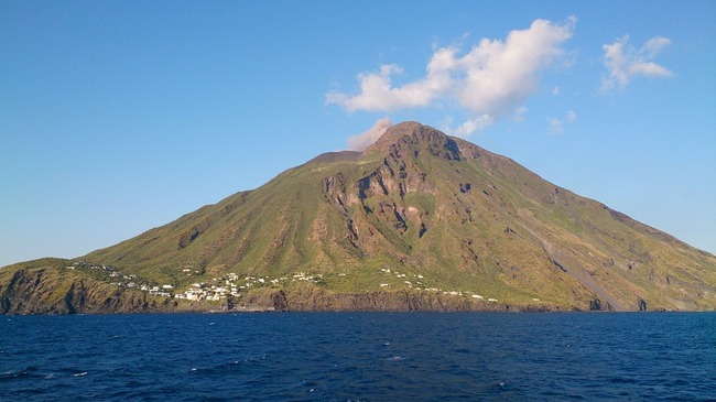 Италианският остров, на който има активен вулкан