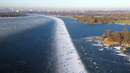 13 см лед или с кънки по замръзналото езеро