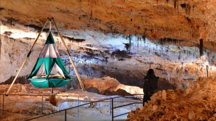 Една пещера във Франция, където можеш да нощуваш