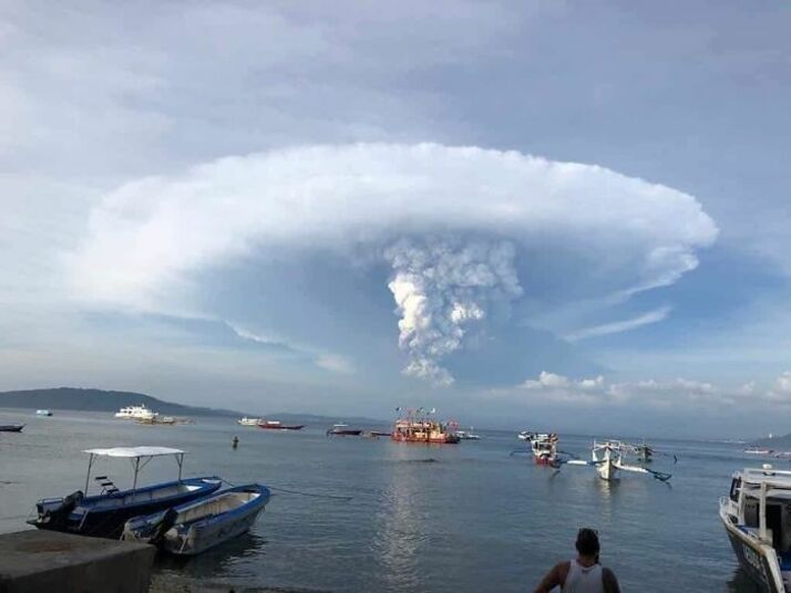 Снимки, които показват ужасяващата сила на вулкана Таал, който изригна във Филипините