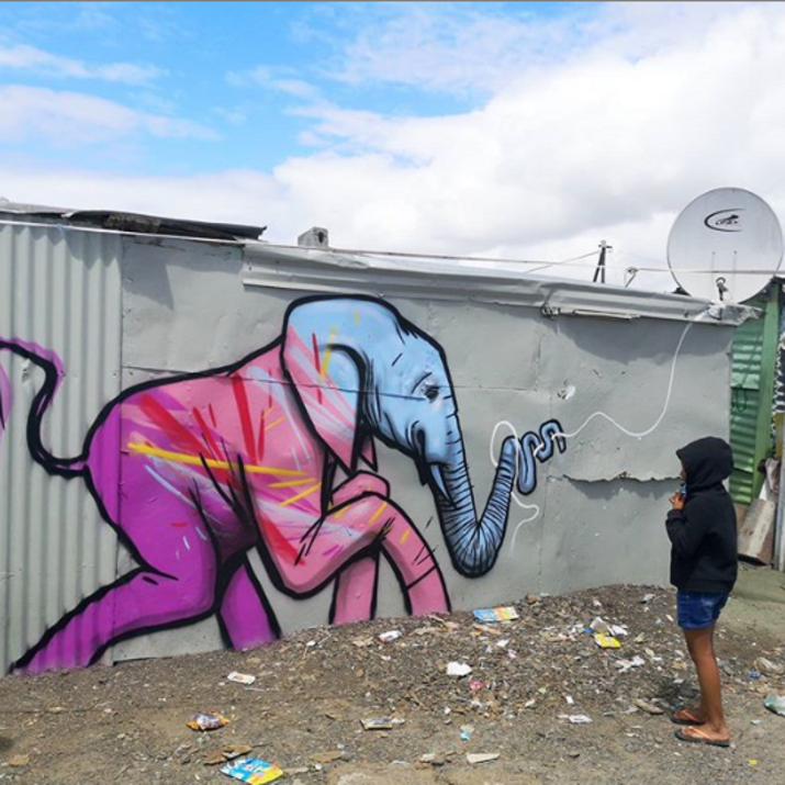 Художник от Африка прави графити, които взаимодействат със заобикалящата го среда
