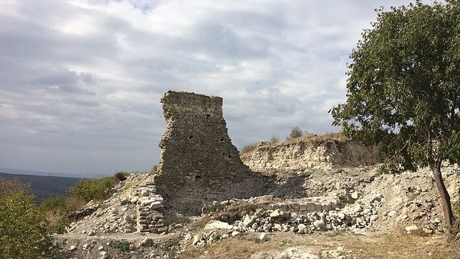 10 малко известни крепости в България
