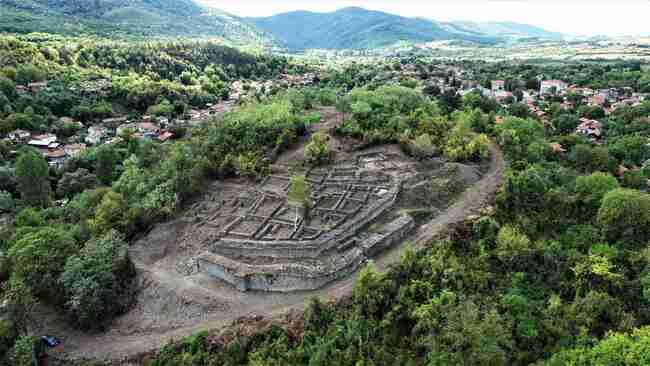Археолози разгадават тайните на хълма Kалето при село Дебнево