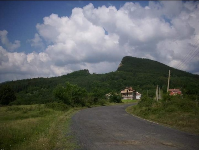Природният феномен Счупената планина в село Воденичарско
