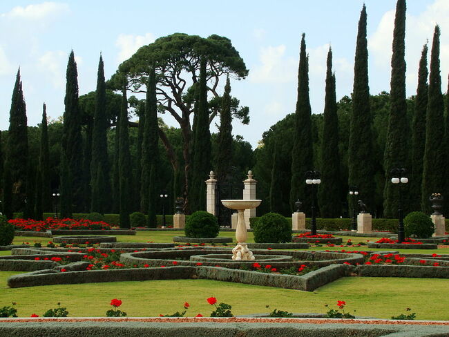 Бахайските градини - впечатляващо симетрични, създаващи царствено усещане