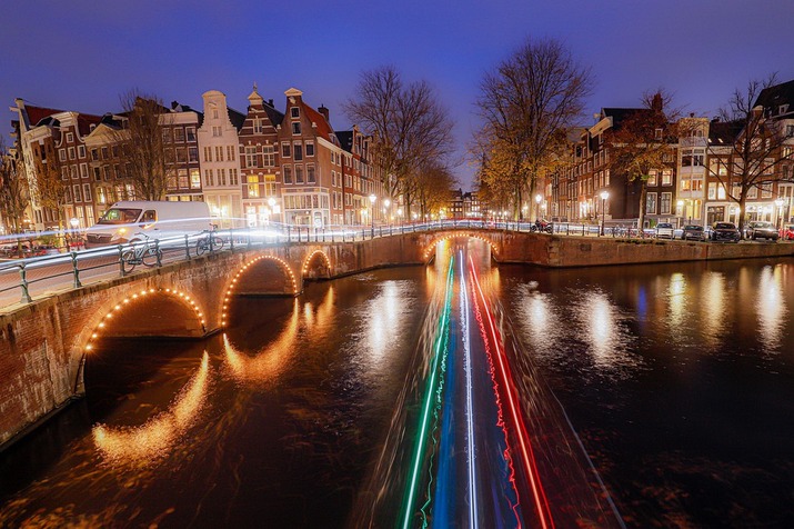 Амстердам иска да забрани на туристите да купуват канабис в града
