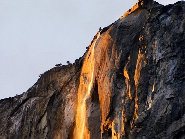 Огнен водопад в Йосемити?!