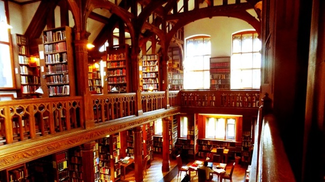 Прекрасната библиотека, в която можете да пренощувате