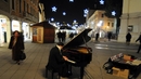 Във Венеция музикант свири на роял на тротоара