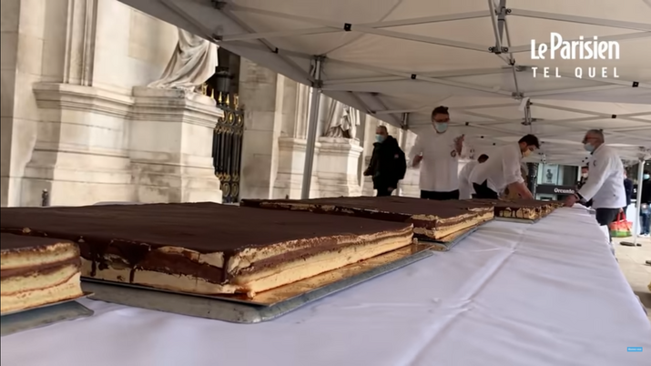 В Париж направиха рекордно голяма торта „Опера“