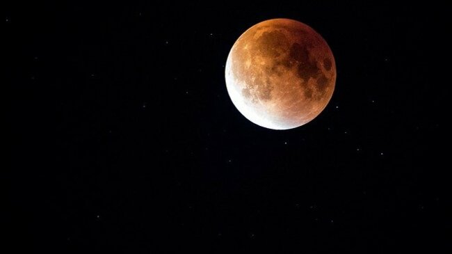 От къде ще се види най-добре кървавата супер луна днес?