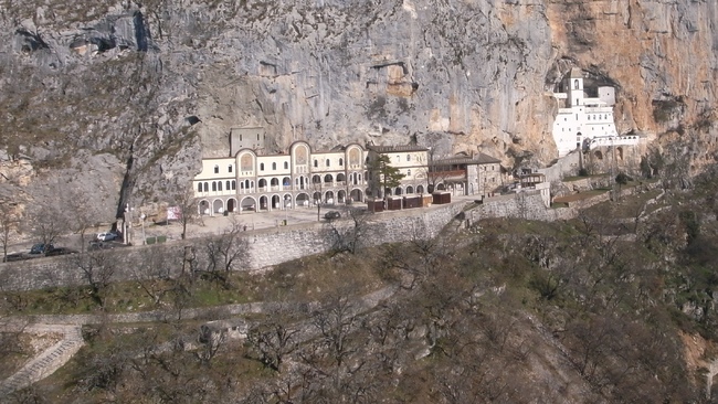 Пътувай от креслото: Острожкият манастир в Черна гора – един храм, вкопан в скалите (видео)