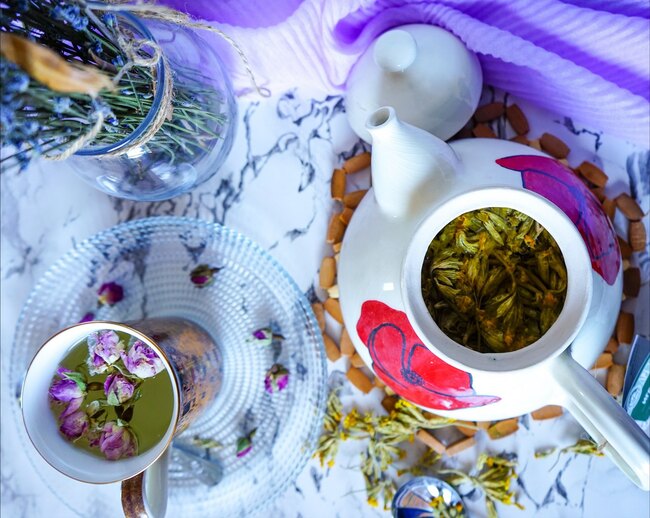 Кулинарни пътешествия: Сгряващи душата рецепти за розов чай и чай от иглика