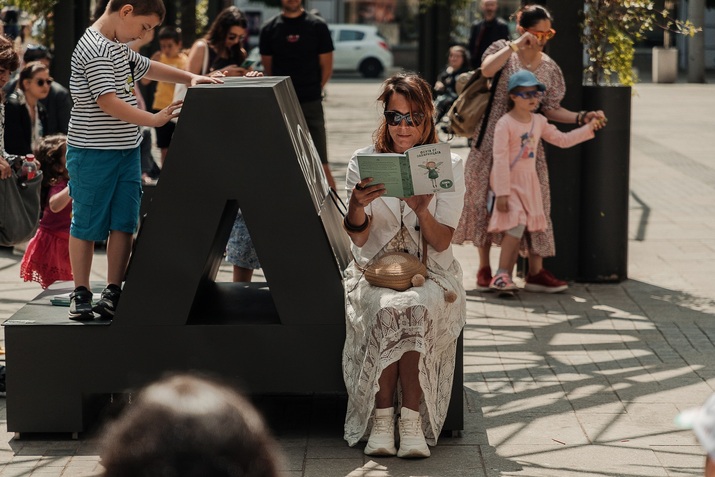 Площад Славейков заживя с емблематичните пейки във формата на букви
