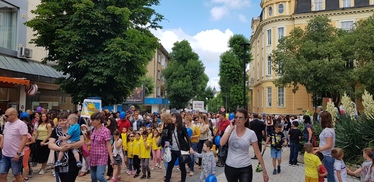 Пъстро карнавално шествие в Плевен - 1 юни