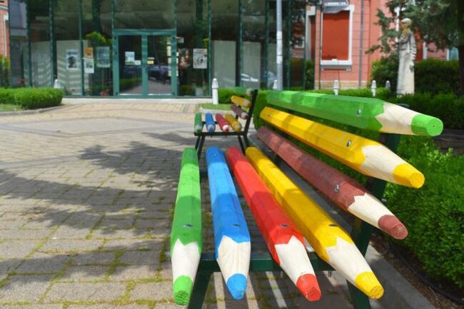 Поставиха пъстроцветни пейки с формата на моливи в Разград