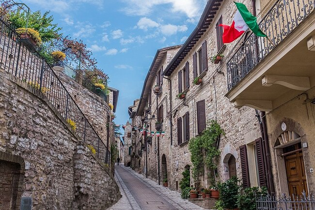 Улиците на Спело – най-вълнуващата разходка в древен град в Италия