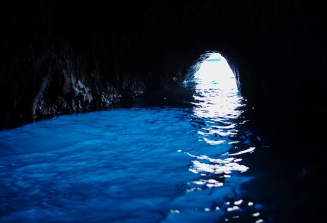 Синята пещера на Капри крие своите тайни красоти