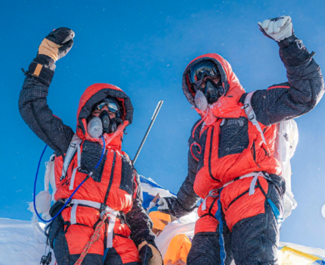 Двойка алпинисти с проблем със слуха завърши историческо изкачване на връх Еверест