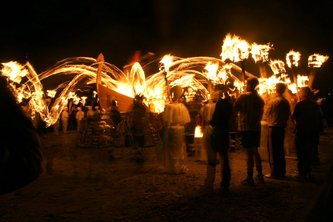Ъп хели аа: Викингите и най-големият огнен фестивал в Европа