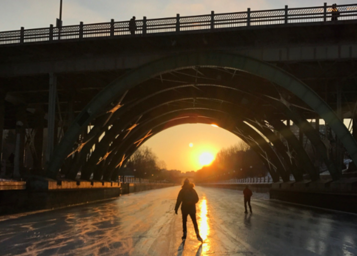 Ето къде се намира най-голямата естествена ледена пързалка в света