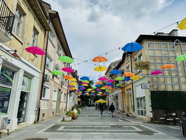 Новата празнична визия на улица “Търговска” във Враца!