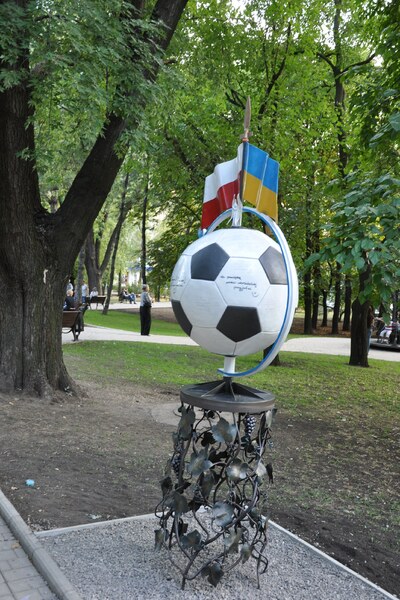 Евро 2012: Донецк и миллион алых роз