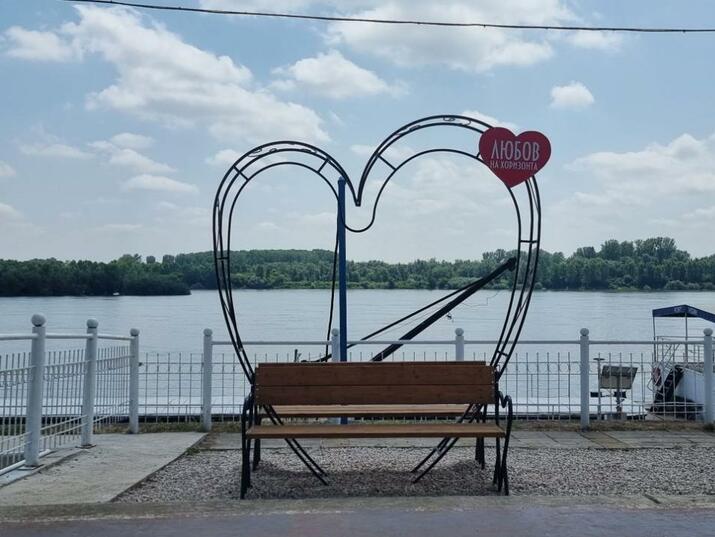 Поставиха пейка с арка във формата на сърце във Видин