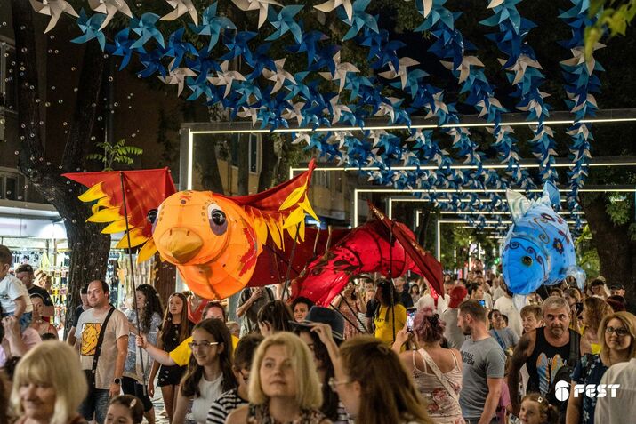 Карнавални шествия и куклен театър в програмата на уличния фестивал 6Fest в София тази седмица