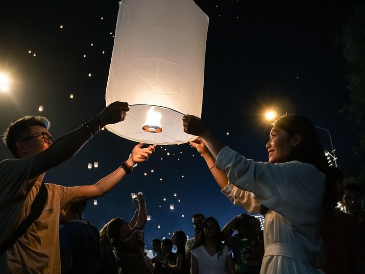 Пазари на светлината – нощните пазари по света и техните ритуали