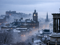 Единбург през зимата: градът, в който мъглата разказва истории