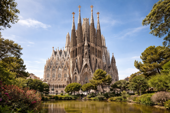 Саграда Фамилия е завършена и става най-високият християнски храм