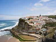 Малкият португалски град с бели къщи и син океан — Азеняш ду Мар