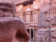 Градът в скалата, който изглежда като декор — Петра