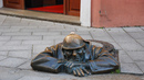 Статуи надничат от канализацията на Братислава