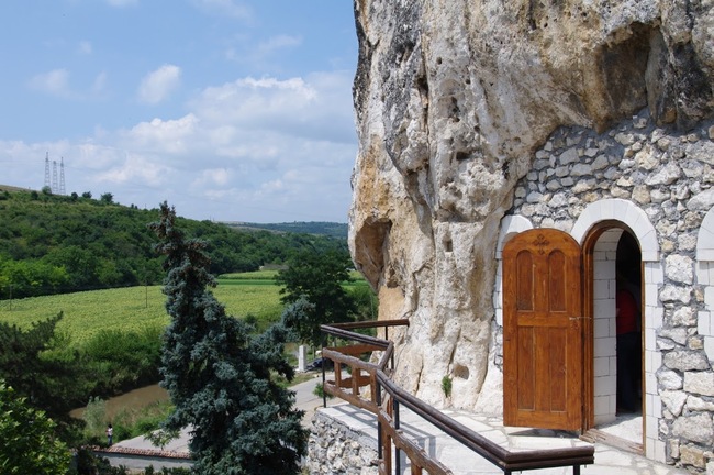 Басарбовски манастир и българският монах, покровител на Букурещ