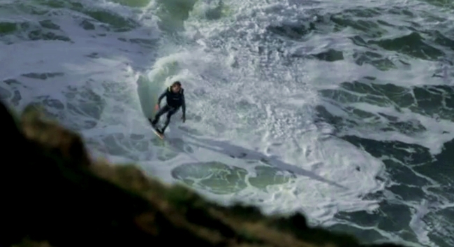 Назаре: Сърф по чудовищни вълни (видео)